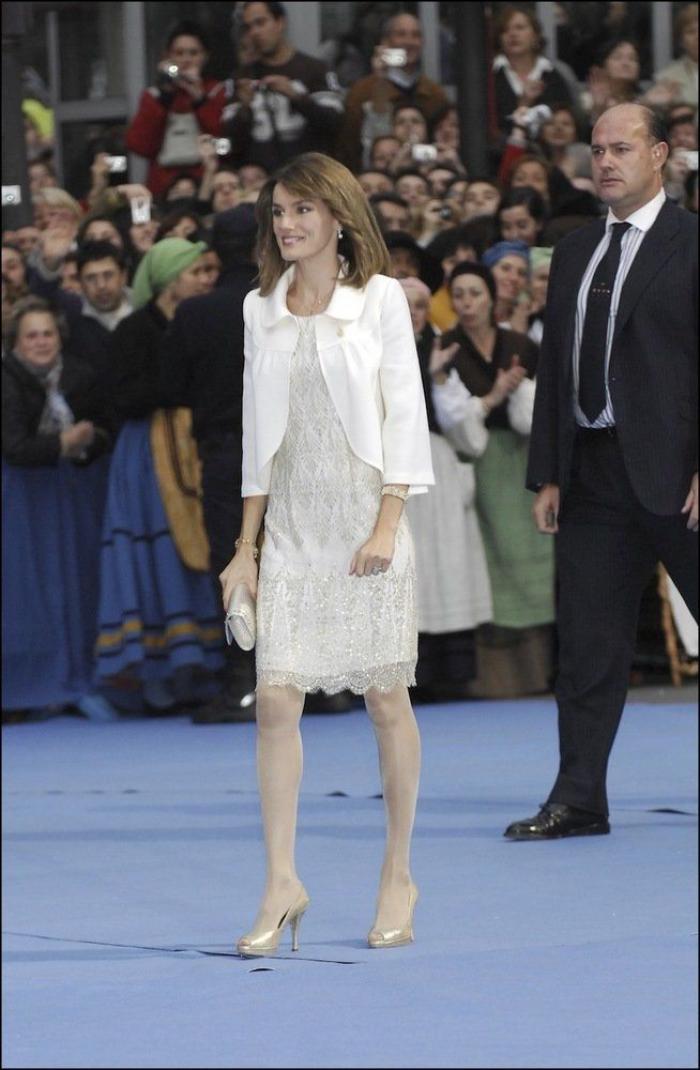 Vestido de Letizia en los Premios Príncipe de Asturias 2012 y repaso a sus 'looks' en las ediciones anteriores (FOTOS)