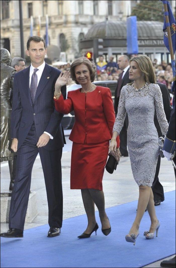 Vestido de Letizia en los Premios Príncipe de Asturias 2012 y repaso a sus 'looks' en las ediciones anteriores (FOTOS)