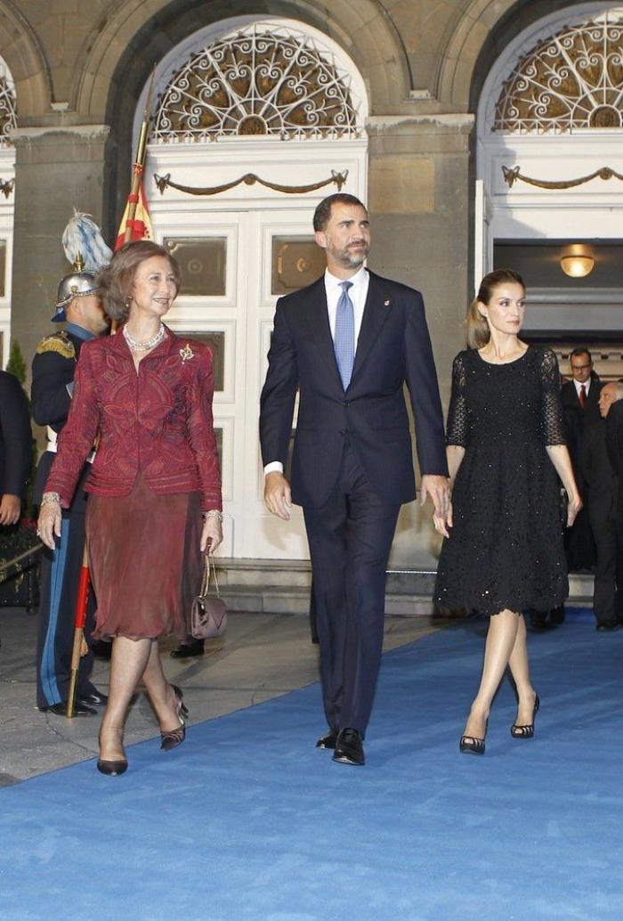 Vestido de Letizia en los Premios Príncipe de Asturias 2012 y repaso a sus 'looks' en las ediciones anteriores (FOTOS)
