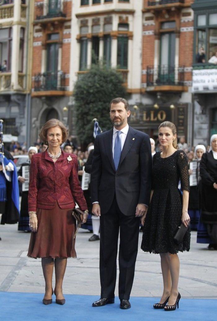 Vestido de Letizia en los Premios Príncipe de Asturias 2012 y repaso a sus 'looks' en las ediciones anteriores (FOTOS)
