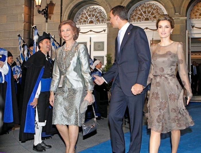 Vestido de Letizia en los Premios Príncipe de Asturias 2012 y repaso a sus 'looks' en las ediciones anteriores (FOTOS)