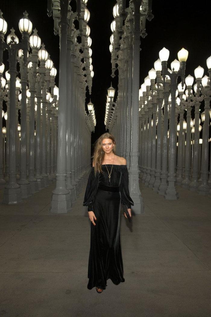 Jennifer Aniston con escote raruno: la tendencia triunfa en los premios LACMA (FOTOS)