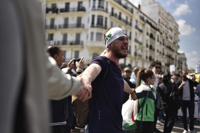 El presidente de Argelia, Abdelaziz Bouteflika, dimite tras semanas de protestas masivas en su contra