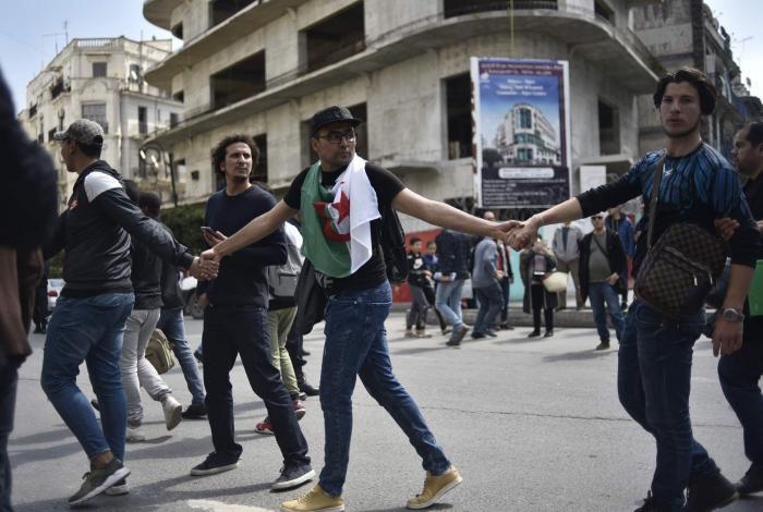 El presidente de Argelia, Abdelaziz Bouteflika, dimite tras semanas de protestas masivas en su contra