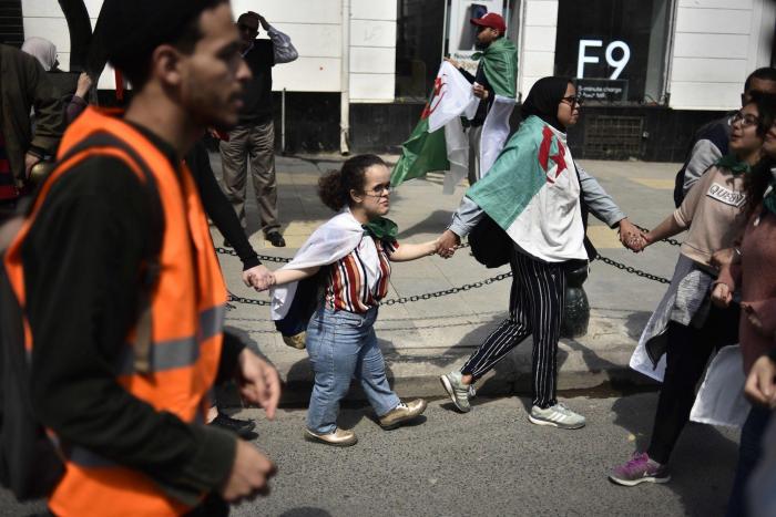 El presidente de Argelia, Abdelaziz Bouteflika, dimite tras semanas de protestas masivas en su contra