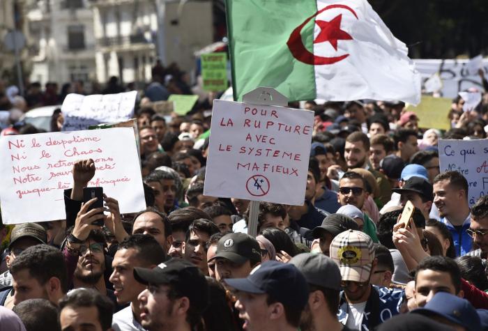 El presidente de Argelia, Abdelaziz Bouteflika, dimite tras semanas de protestas masivas en su contra
