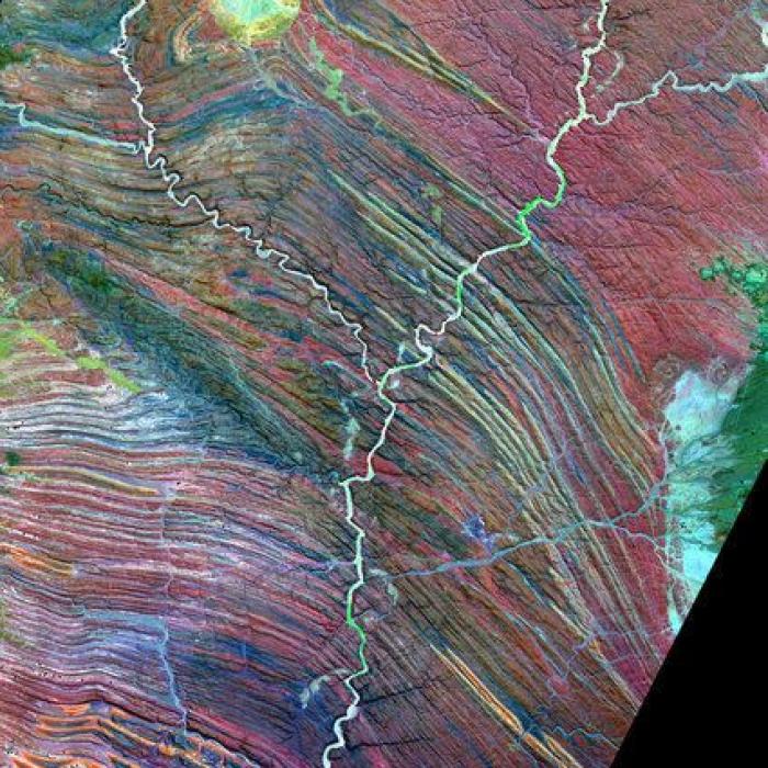 El Pentágono confirma la autenticidad del vídeo de un supuesto OVNI con forma de pirámide