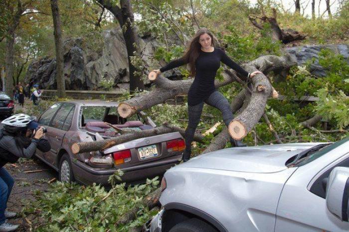 Nana Gouvea, la modelo que posó con los daños del huracán Sandy, protagonista de bromas en internet (FOTOS)