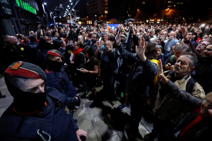 Hasta 3 años de cárcel por una acción de los CDR que impidiera la entrada en colegios el 10-N