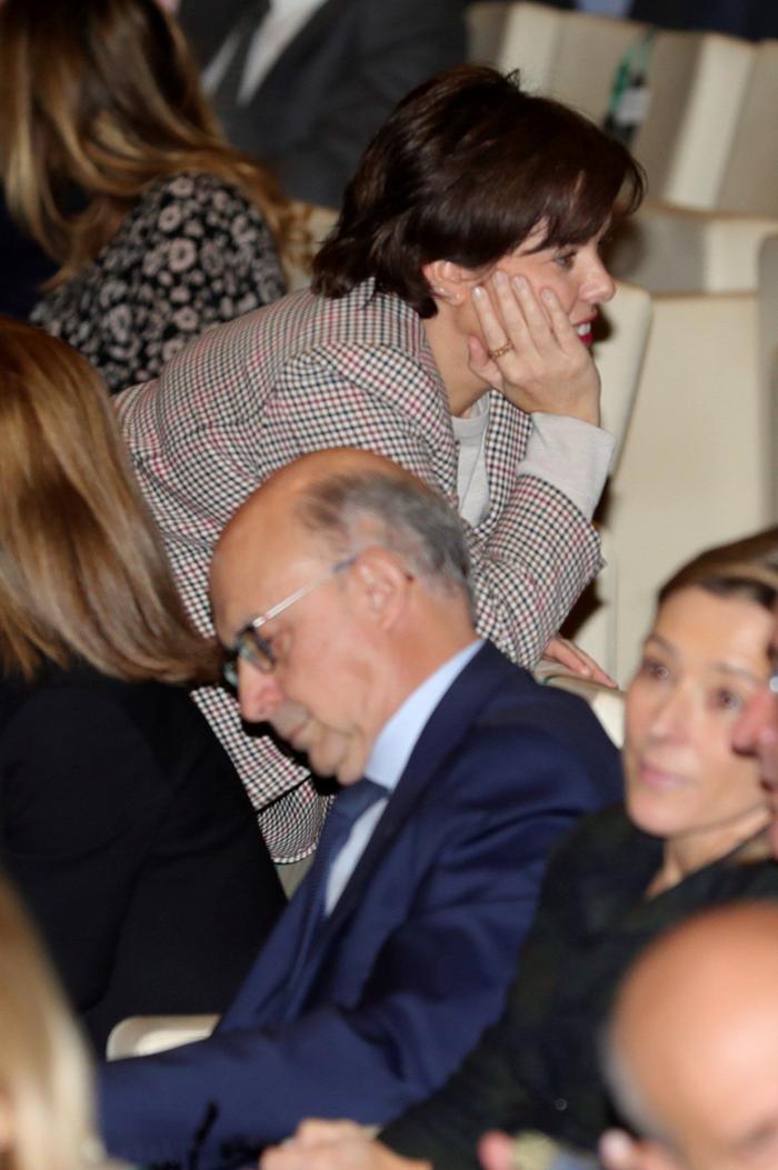 Álvarez de Toledo contesta con el "chiste del perro" cuando le preguntan qué le parece que Rajoy se salte el confinamiento