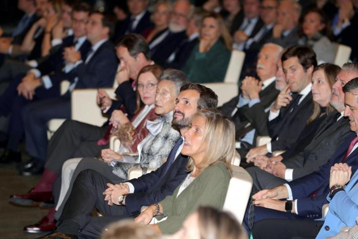 Álvarez de Toledo contesta con el "chiste del perro" cuando le preguntan qué le parece que Rajoy se salte el confinamiento