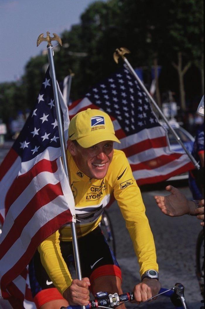 Armstrong posa en Twitter con los 7 maillots amarillos de los Tour de Francia de los que fue desposeído