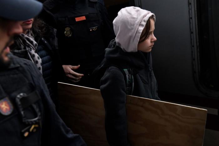 Cachondeo por un detalle en esta foto de Greta Thunberg a su llegada a Madrid: mira bien sus manos