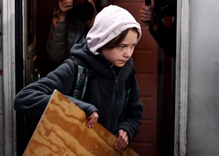 Cachondeo por un detalle en esta foto de Greta Thunberg a su llegada a Madrid: mira bien sus manos