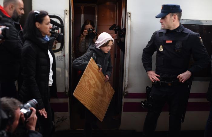 Cachondeo por un detalle en esta foto de Greta Thunberg a su llegada a Madrid: mira bien sus manos