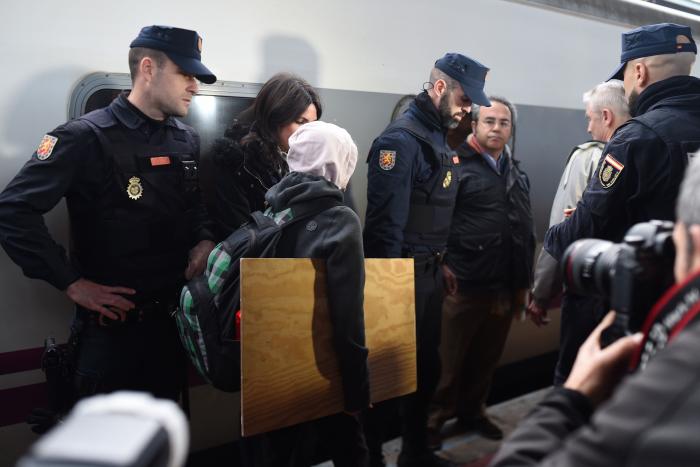 Cachondeo por un detalle en esta foto de Greta Thunberg a su llegada a Madrid: mira bien sus manos