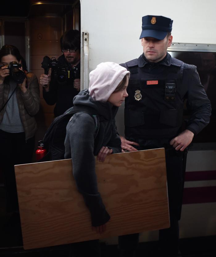 Cachondeo por un detalle en esta foto de Greta Thunberg a su llegada a Madrid: mira bien sus manos