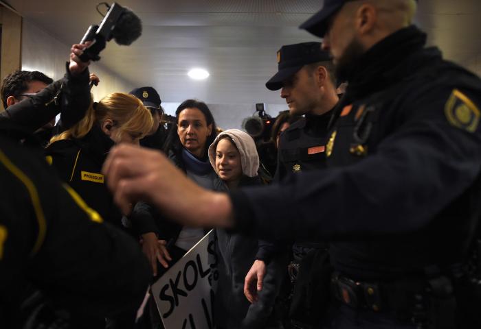 Cachondeo por un detalle en esta foto de Greta Thunberg a su llegada a Madrid: mira bien sus manos