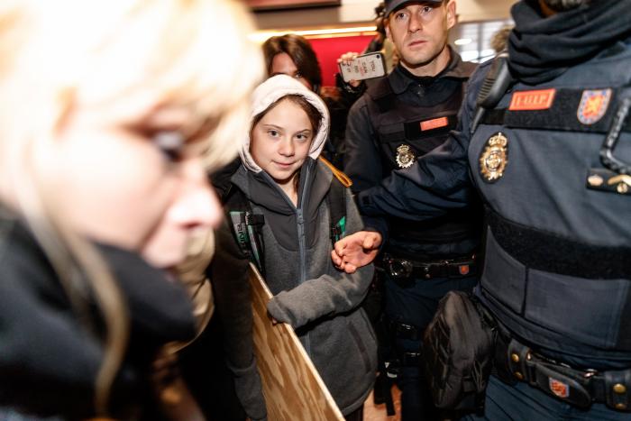 Cachondeo por un detalle en esta foto de Greta Thunberg a su llegada a Madrid: mira bien sus manos