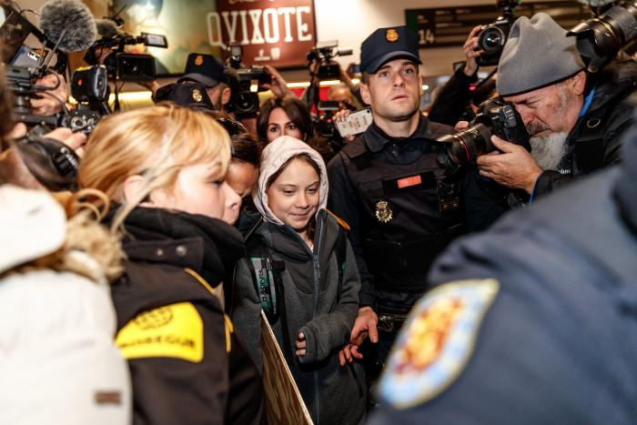 Cachondeo por un detalle en esta foto de Greta Thunberg a su llegada a Madrid: mira bien sus manos
