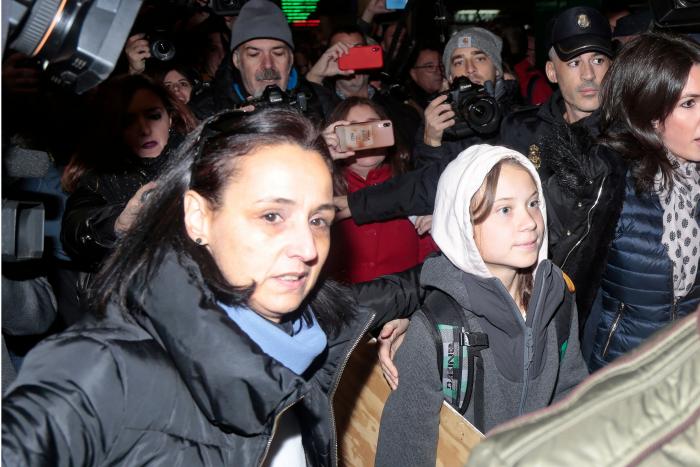 Cachondeo por un detalle en esta foto de Greta Thunberg a su llegada a Madrid: mira bien sus manos