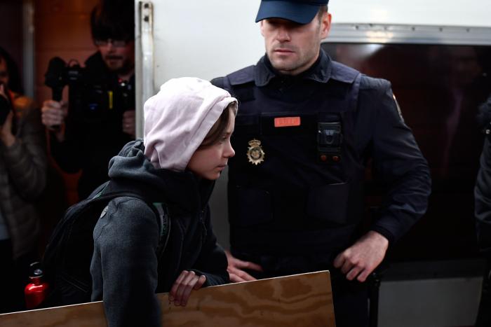 Cachondeo por un detalle en esta foto de Greta Thunberg a su llegada a Madrid: mira bien sus manos