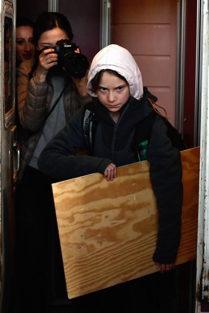 Cachondeo por un detalle en esta foto de Greta Thunberg a su llegada a Madrid: mira bien sus manos