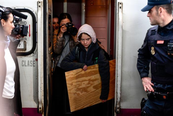 Cachondeo por un detalle en esta foto de Greta Thunberg a su llegada a Madrid: mira bien sus manos