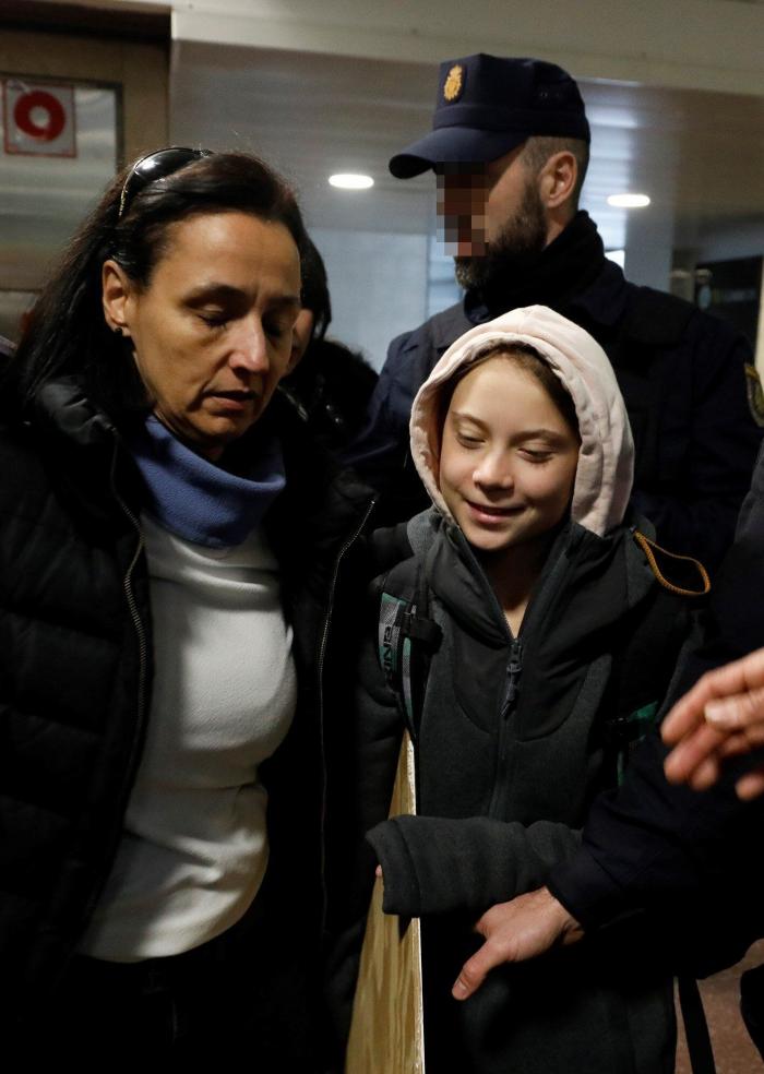Cachondeo por un detalle en esta foto de Greta Thunberg a su llegada a Madrid: mira bien sus manos