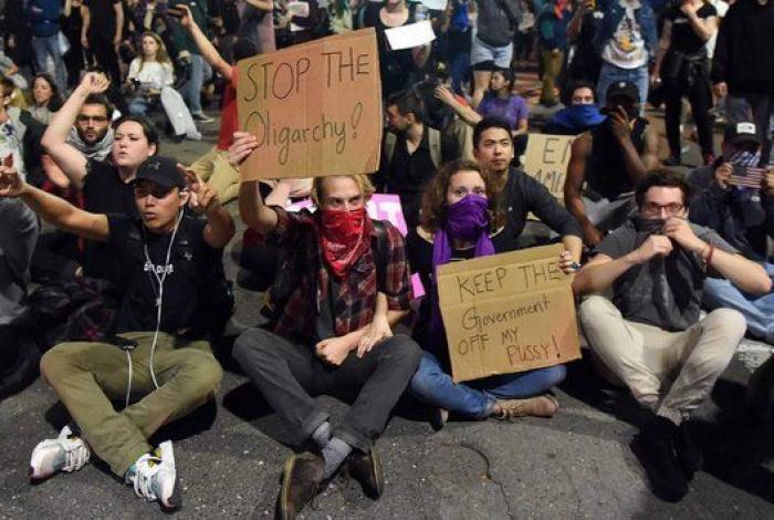 Así vive Donald Trump de alimentar el racismo en EEUU