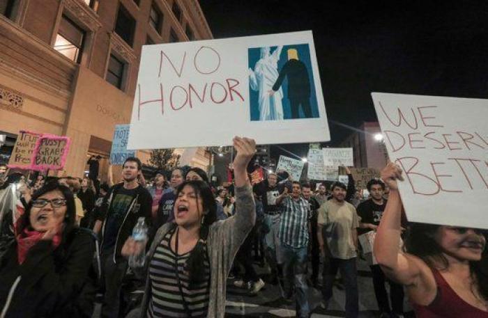 Así vive Donald Trump de alimentar el racismo en EEUU