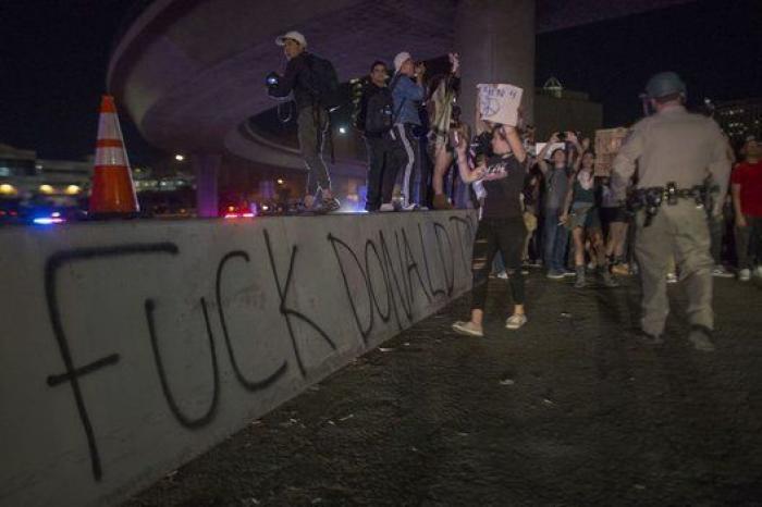 Así vive Donald Trump de alimentar el racismo en EEUU