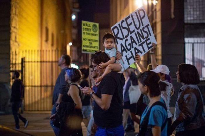 Así vive Donald Trump de alimentar el racismo en EEUU