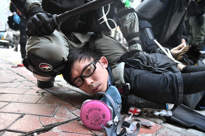 Un herido de bala en las protestas de Hong Kong en pleno 70ª aniversario de la China comunista