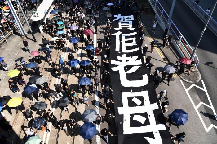 Un herido de bala en las protestas de Hong Kong en pleno 70ª aniversario de la China comunista