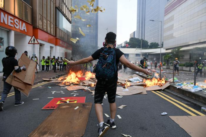 Un herido de bala en las protestas de Hong Kong en pleno 70ª aniversario de la China comunista