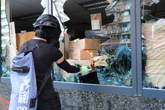 Un herido de bala en las protestas de Hong Kong en pleno 70ª aniversario de la China comunista