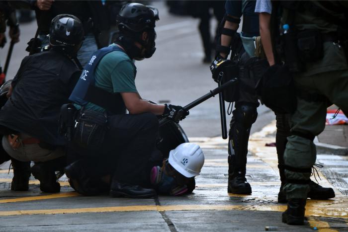 Un herido de bala en las protestas de Hong Kong en pleno 70ª aniversario de la China comunista