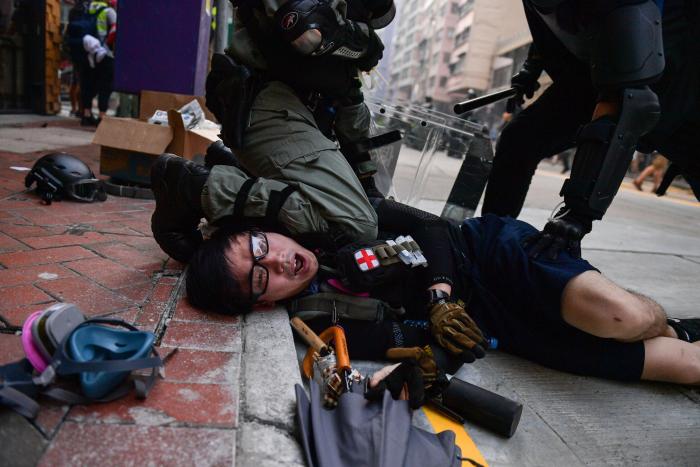 Un herido de bala en las protestas de Hong Kong en pleno 70ª aniversario de la China comunista
