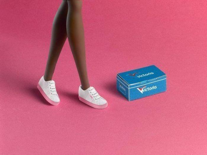 Barbie se baja del tacón por primera vez en 56 años para lucir calzado español (FOTOS)