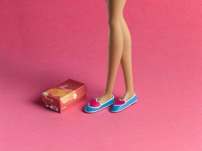 Barbie se baja del tacón por primera vez en 56 años para lucir calzado español (FOTOS)