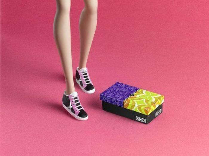 Barbie se baja del tacón por primera vez en 56 años para lucir calzado español (FOTOS)
