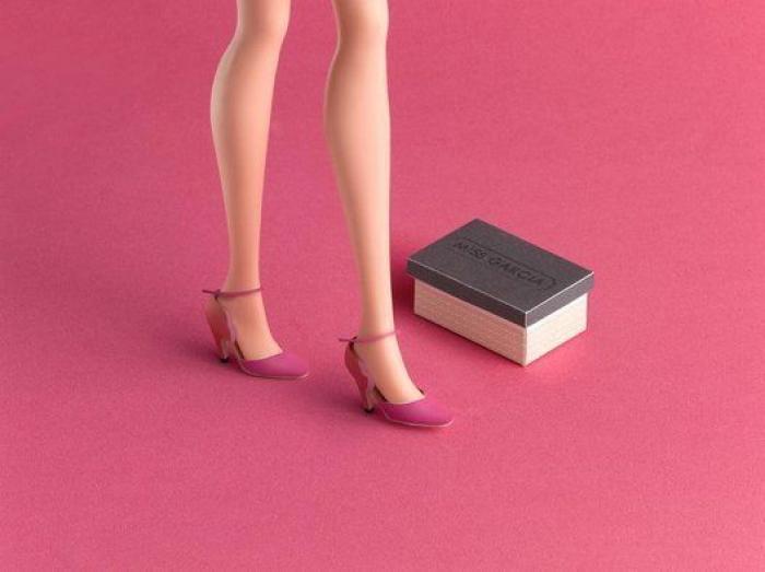Barbie se baja del tacón por primera vez en 56 años para lucir calzado español (FOTOS)