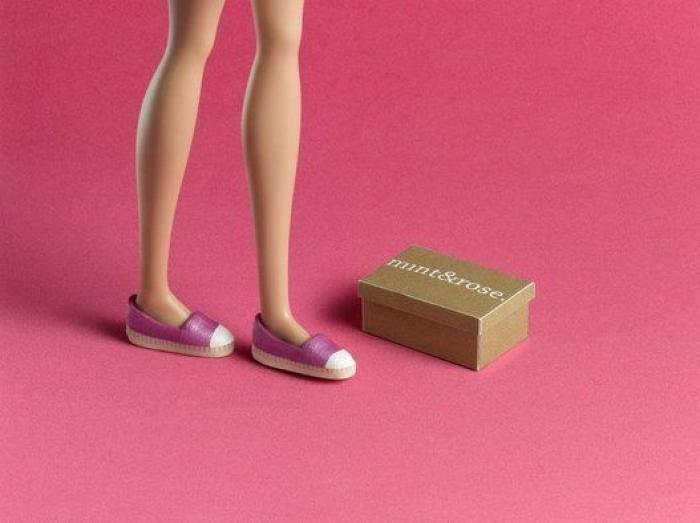 Barbie se baja del tacón por primera vez en 56 años para lucir calzado español (FOTOS)