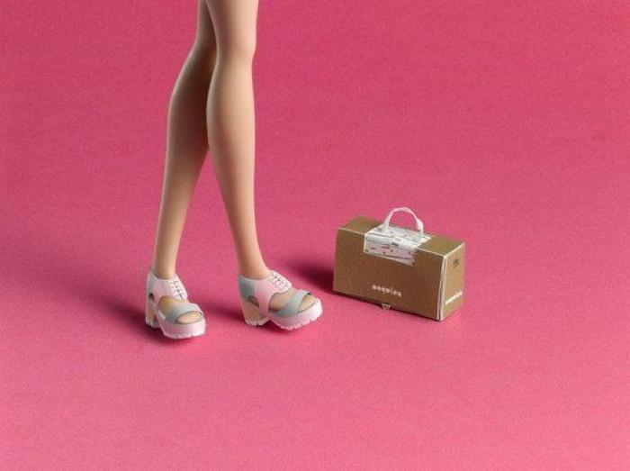 Barbie se baja del tacón por primera vez en 56 años para lucir calzado español (FOTOS)