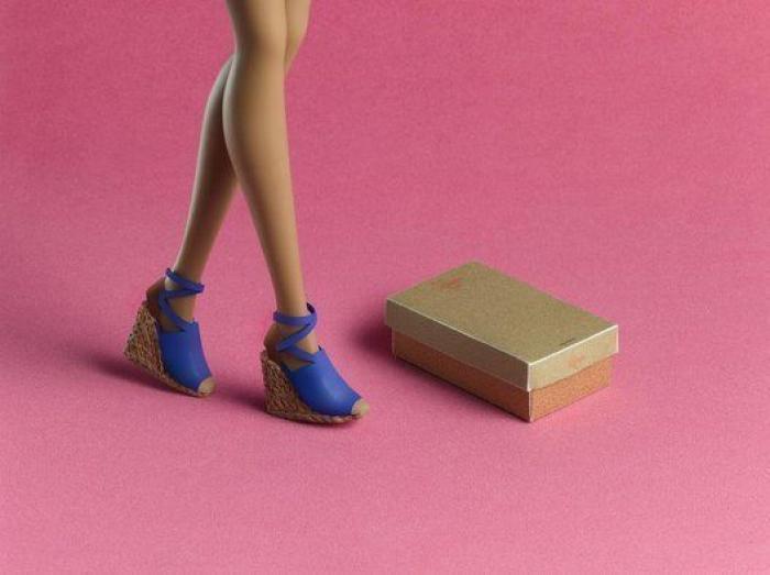 Barbie se baja del tacón por primera vez en 56 años para lucir calzado español (FOTOS)