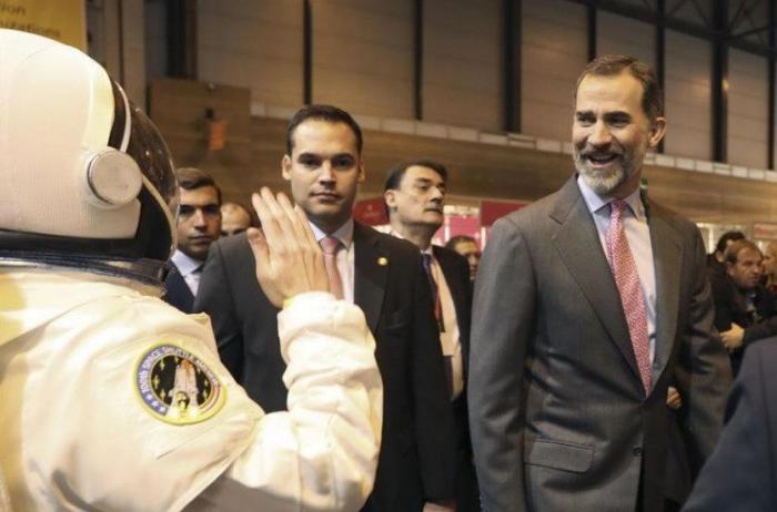 Aragonès saluda a Felipe VI antes del Mobile World Congress y deja este mensaje a Sánchez