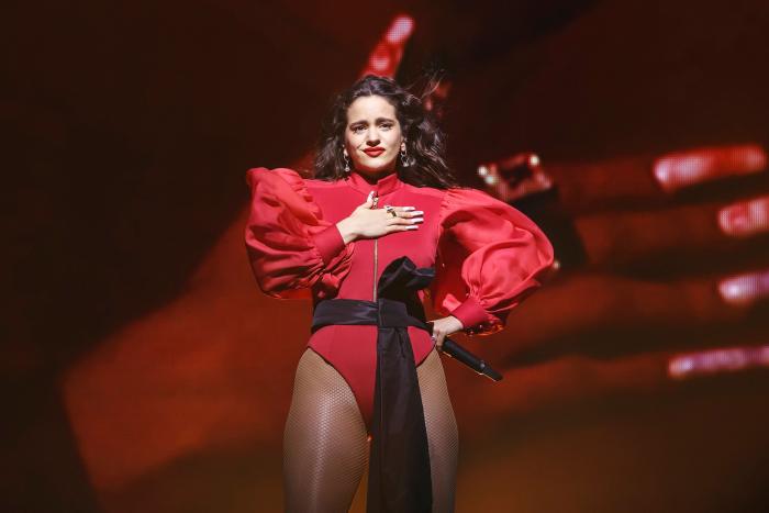 Rosalía, al borde de las lágrimas en su regreso a Barcelona