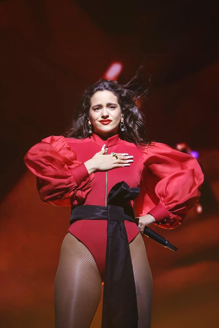 Rosalía, al borde de las lágrimas en su regreso a Barcelona
