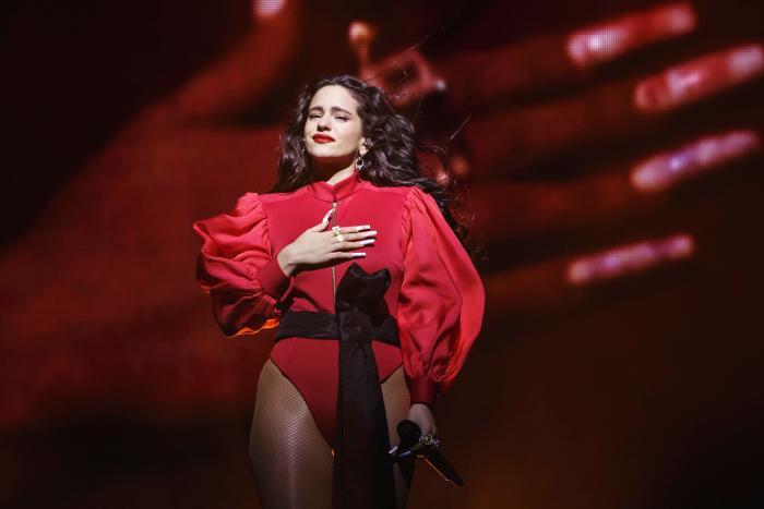 Rosalía, al borde de las lágrimas en su regreso a Barcelona